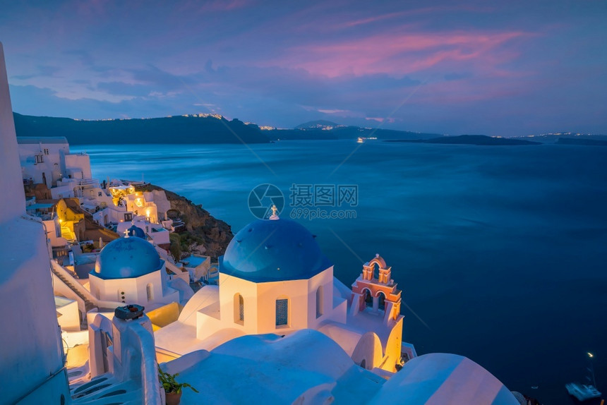 黄昏圣托里尼岛奥亚镇城市景色希腊日落时全景传统的旅游图片