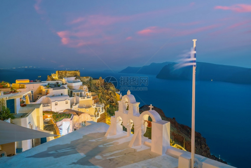 圣托里尼岛奥亚镇城市景色希腊日落时全景传统的旅游奢华图片