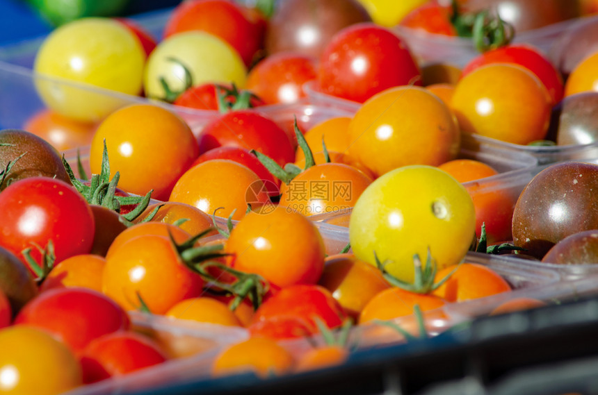 绿色农民市场新开的里普橙黄色和红樱面粉集装箱新鲜的圆形图片