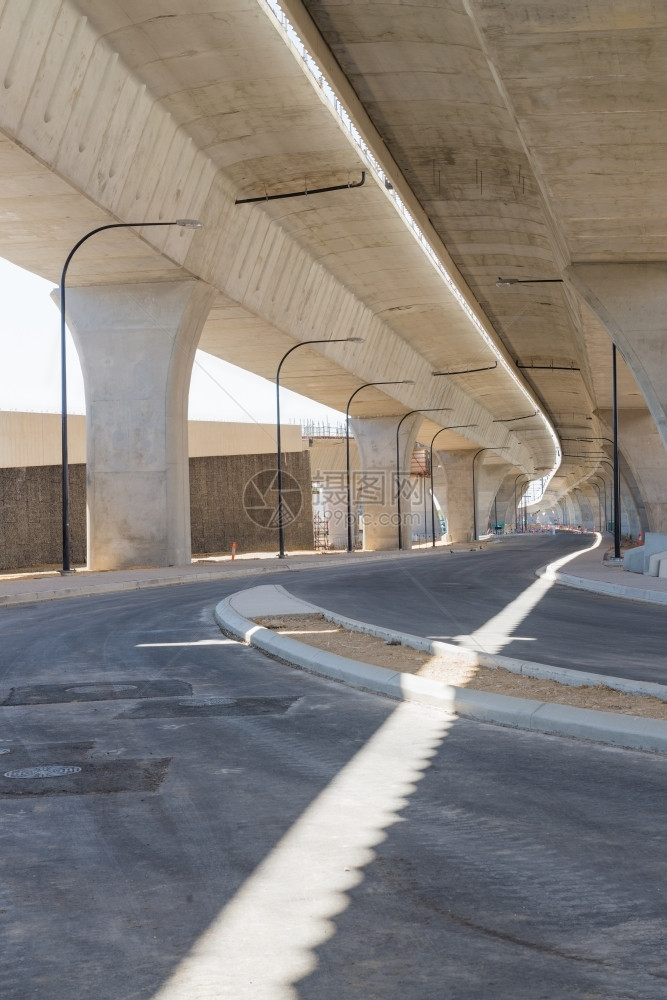 安全桥重建中道路的支离破碎通道超过图片