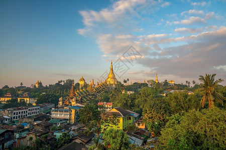遗产精神圣仰光天线与缅甸的Shwedagon塔台图片