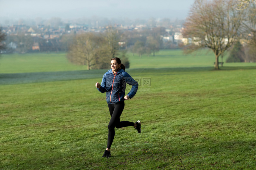 公园里跑步运动的人图片