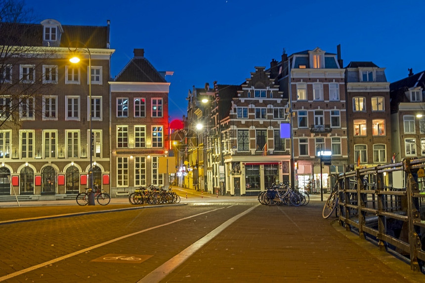 旅行历史的老夜间从荷兰阿姆斯特丹到荷兰的城市风景图片