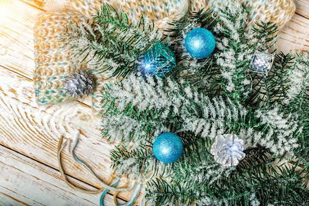 圣诞树和编织的围巾木桌板上的玩具以及温暖的圣诞装饰品木头分支在室内图片