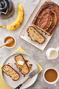 晚餐香蕉面包新鲜烘烤自制香蕉派上面有蜂蜜和黄油背景浅灰色营养有机的图片