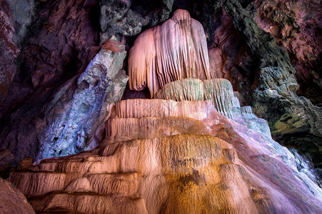 泰国Phrayyanakorn洞穴的石化物钟乳水结高清图片