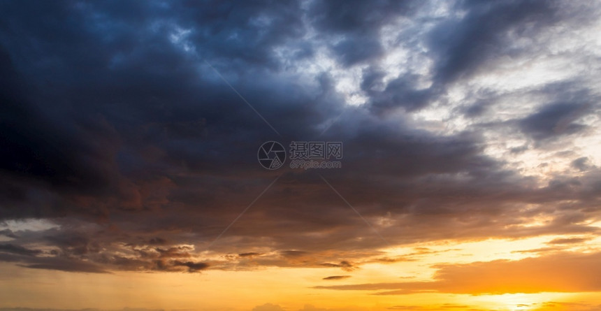 美丽的阳光户外自然日落明亮的戏剧天空和黑暗的地面风景多彩天空下的地貌景观图片