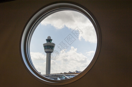 终端导航机场指挥塔看到在终点站的一扇窗户上推车命令高清图片
