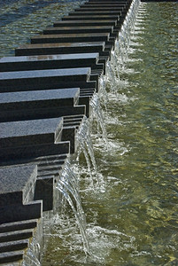 刷新湿的柏林市中心一座现代喷泉的详情抽象图片