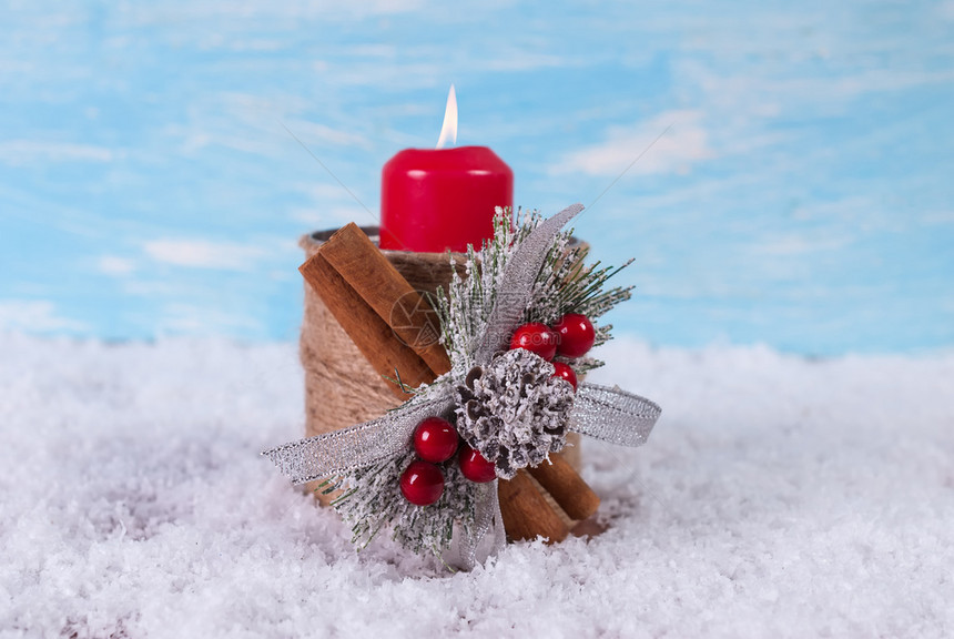 用蜡烛和卷毛树枝在布基和雪上背景的贺卡冬天辉光木头图片