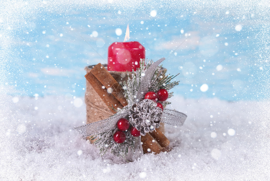 木制的用蜡烛和卷毛树枝在布基和雪上背景的贺卡闪耀一种图片