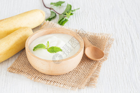 自制牛奶木头在白桌的上用碗做酸奶健康食品概念图片
