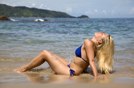 美女在海边晒日光浴图片
