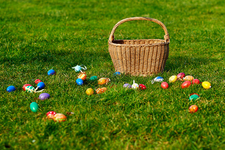 草地上的篮子和复活蛋图片