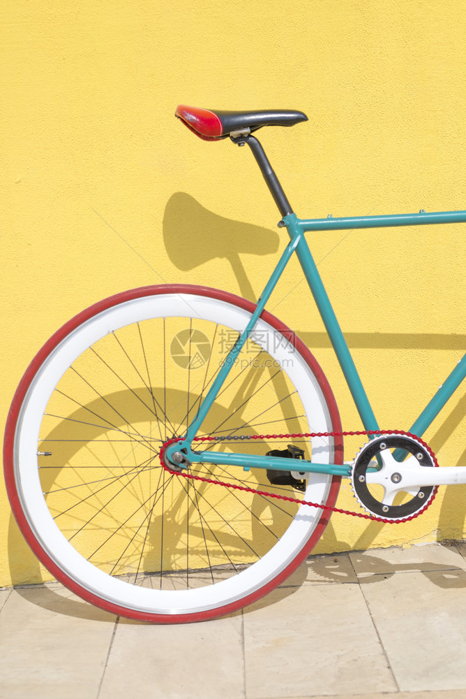 固定的目经典黄色墙上城市自行车固定装置图片