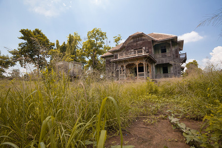 恐惧家白天被遗弃的旧房屋老图片