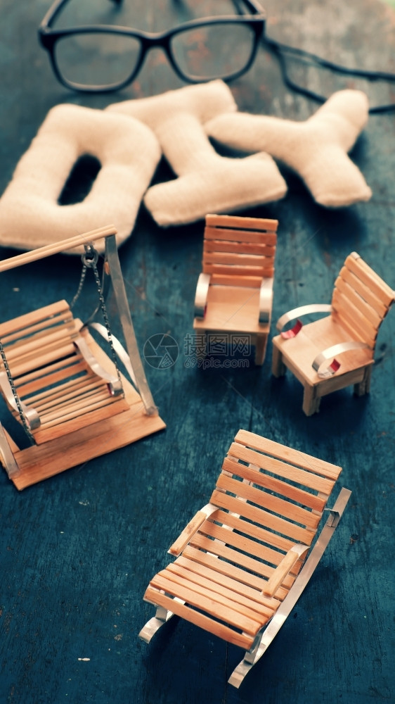 木头玩具抽象的用于室内设计木背景棍制成的小型家具摇摆椅子如此可爱和细编的字母表等惊人微型手工制作产品小型家具图片