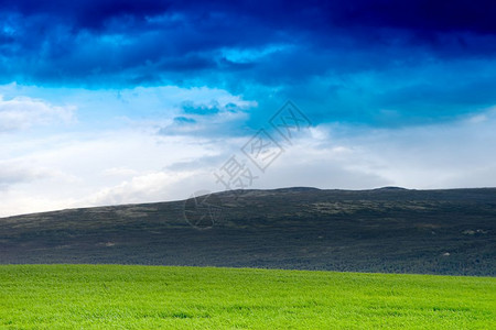 北方挪威夏季草地有山丘貌背景hd挪威夏季草地有山背景特罗姆瑟图片