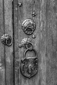 安全使用权黑色和白的旧木制门用大老旧的挂锁真正变速风格开锁图片