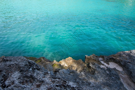自然旅游阳光西班牙巴利阿里群岛Mallorca的绿石岩和清澈水背景图片