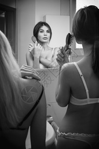 女两个穿内裤的女人在浴室镜子里梳理头发穿着内裤的女人漂亮常设图片