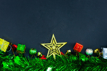 新年概念纸面背景上空的圣诞节庆装饰品最佳视图像新年概念派对卡片盒子图片
