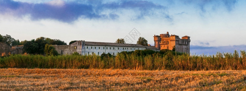 水旅游圣塞维拉意大利齐奥海区附近的城堡全景图片