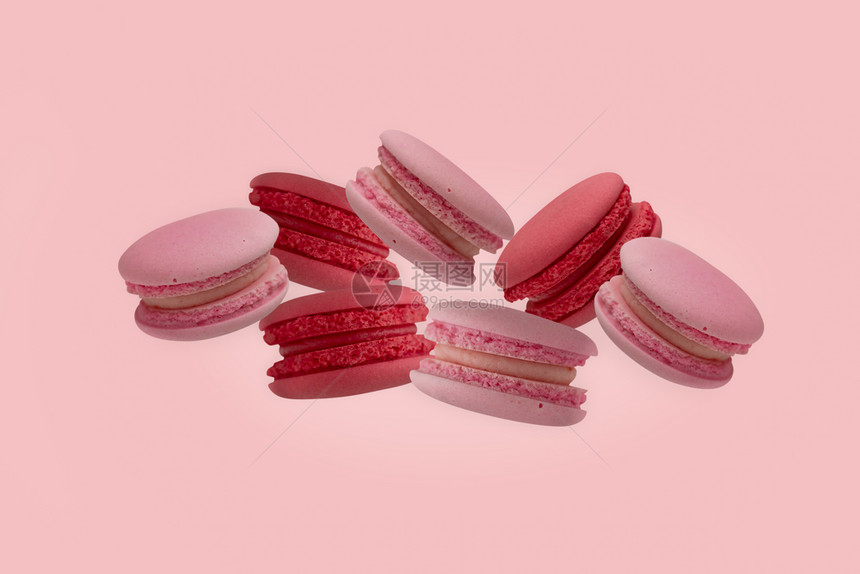 糖果问候奶油粉红色背景上多彩的红心面包圈图片