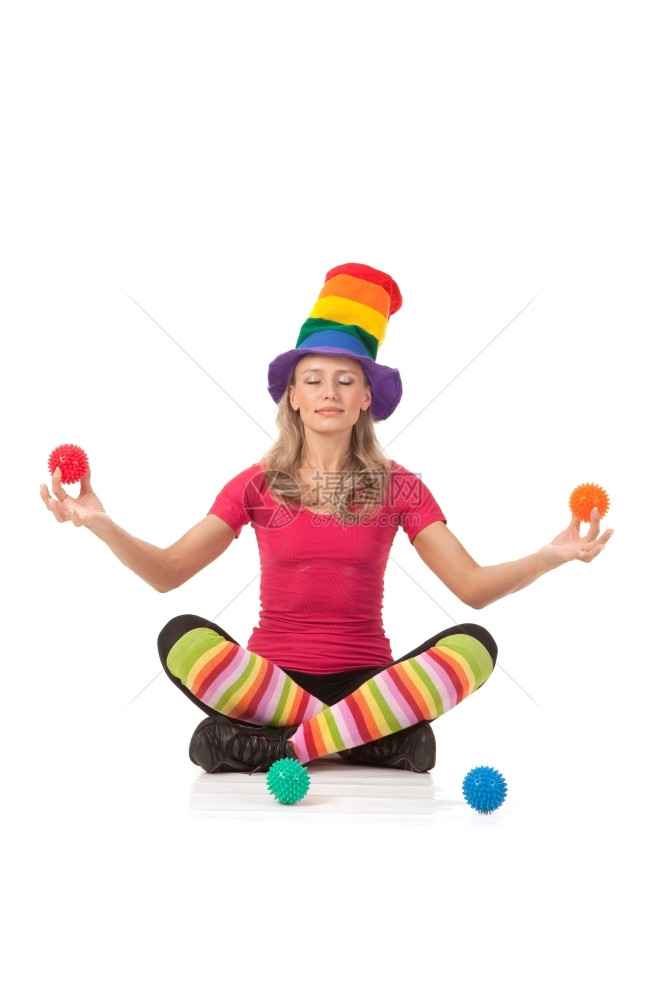带着多彩运动服装和帽子微笑着做瑜伽的有趣笑女青年子蓝色的黑颜图片