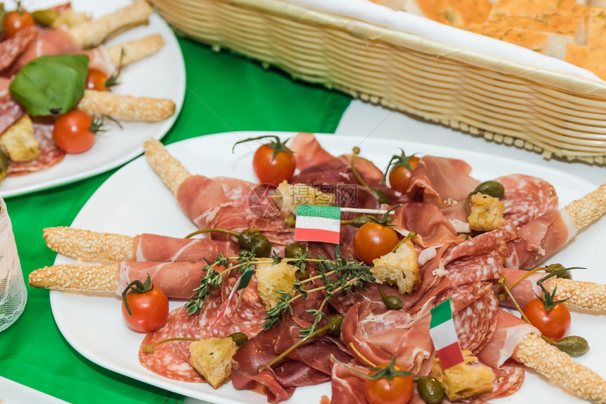 起动机盘子配有意大利菜食的典型意大利菜料的餐饮丰富多彩图片