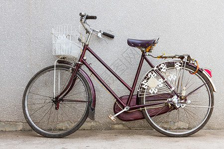 城市的旧自行车在街上胎老的图片