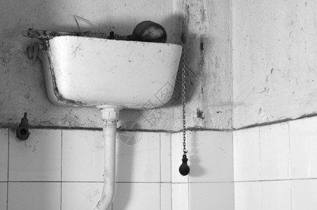 黑白主题肮脏的旧式冲洗马桶机制厕所蓄水池图片