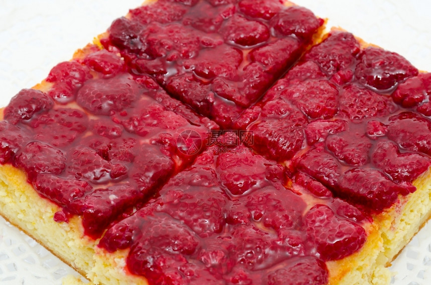 纤巧新鲜的草莓蛋糕特写镜头盘子层图片