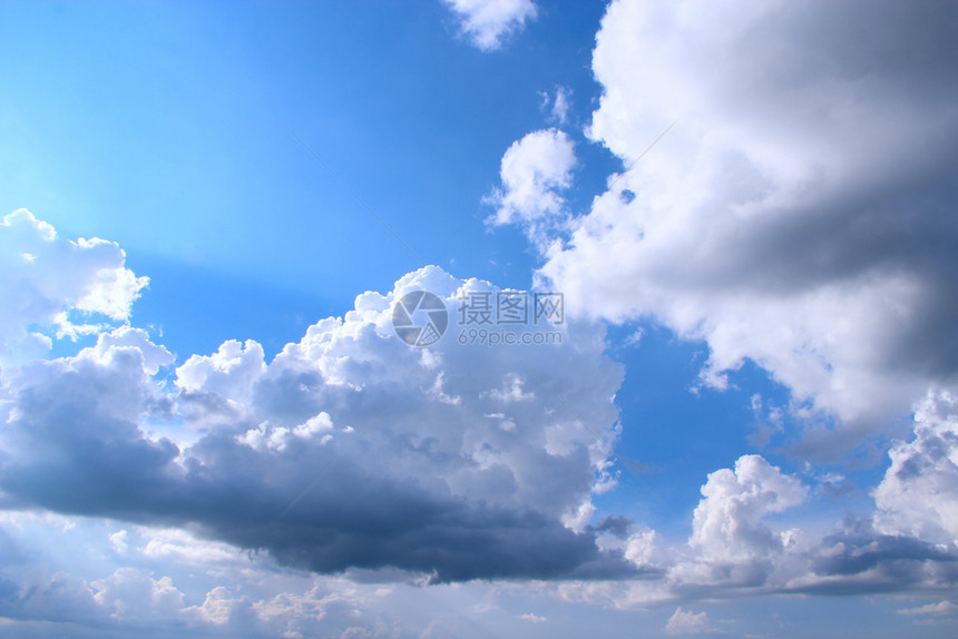 阳光户外太在蓝天背景的美丽白色云彩天堂全景蓝和白色云彩堂全景图片