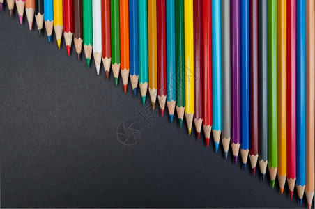 排列整齐的彩色铅笔图片