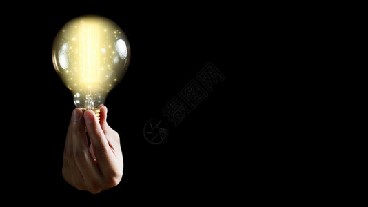 创造力办公室头脑风暴男人用手握着黑色背景思想概念的灯泡充满灵感图片