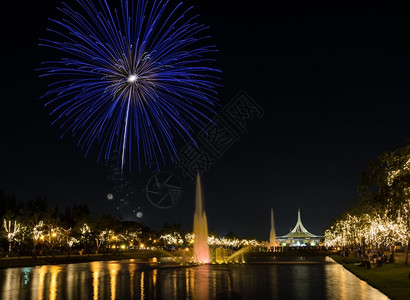 圣诞节船公园中美丽的夜间烟花风景与明亮的喷泉爆裂图片