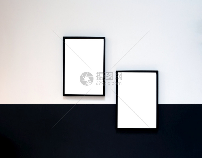 两张空白的海报画章挂在黑白墙上的框架内部设计现代模拟镜像复制空间抽象的边界绞刑图片