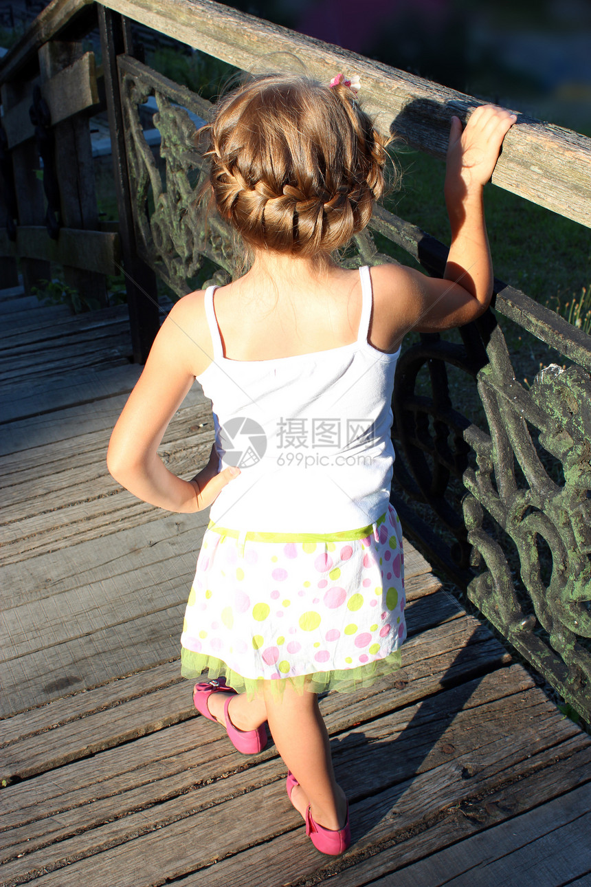 时髦松弛站在栏杆旁的毛发不错小姑娘迷人的图片