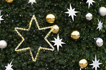 圣诞树上的星星装饰背景图片
