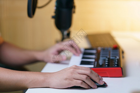 体积为了使用鼠手和声音混合控制台机架设备用于音乐工作室电脑图片