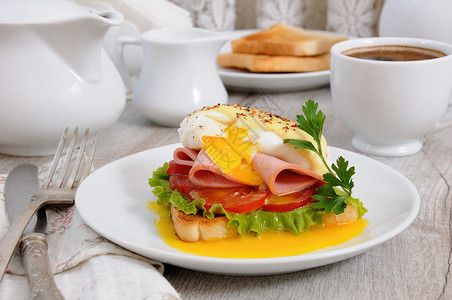 健康早午餐小时烤火腿和西红柿本尼迪特鸡蛋加荷兰酱早餐图片