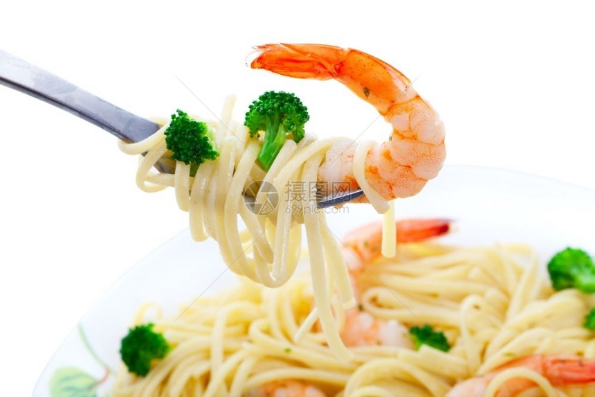 具有西兰花椰菜的虾鱼Linguini聚焦于白背景的叉箭意大利宽面条重点扁图片