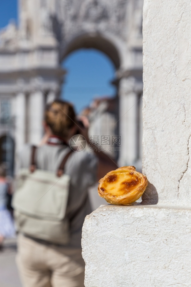 休息关于葡萄牙里斯本背景点的葡萄牙传统鸡蛋甜饼糕点Pasteisdenata葡萄牙里斯本食物旅游图片
