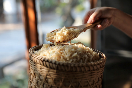 烹饪谷物粒状的紧贴上威克篮子的有机煮褐大米图片