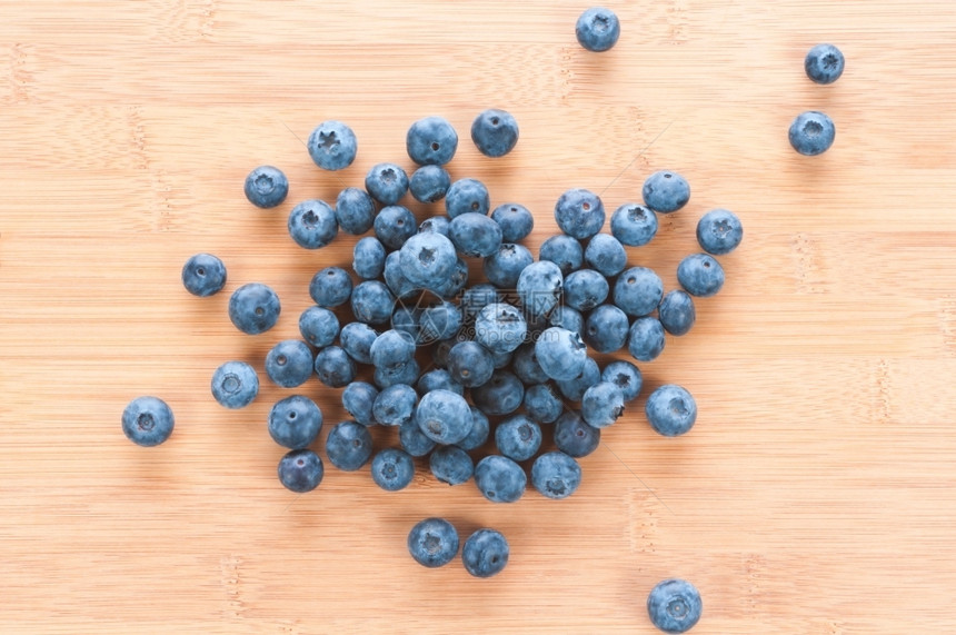 健康木制背景的新鲜蓝莓品种白色的素食主义者图片