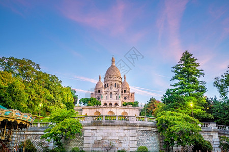 心法国巴黎MontmartreHill山上的圣十字教堂纪念碑天空图片