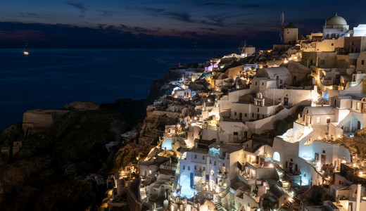 希腊圣托里尼岛Oia村美丽的夜景著名村庄建造图片