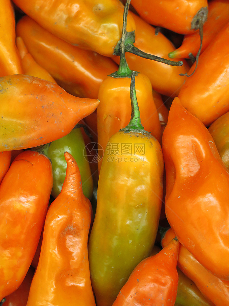美味的成熟秘鲁黄辣椒供在农民市场销售出口热的图片