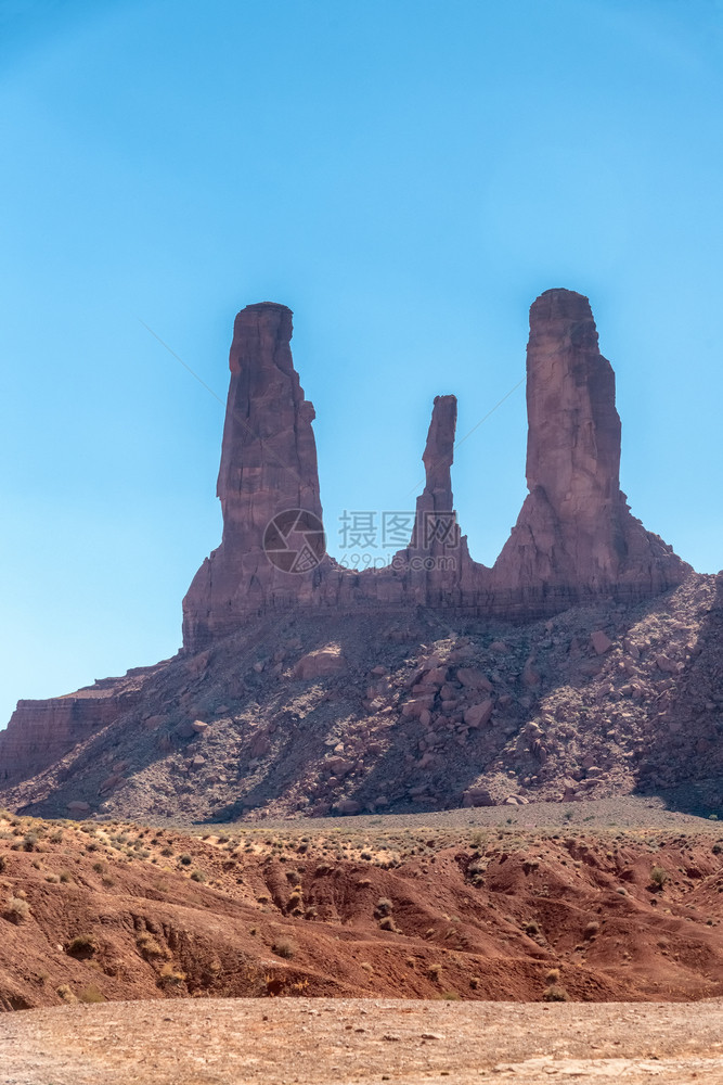 美国人红色的古迹谷岩在明亮的夏日黄昏三姐妹全景图片